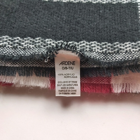 New Ardene Scarf - Picture 2 of 2